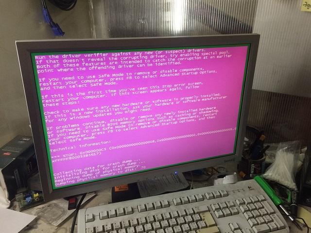 розовый экран компьютера
