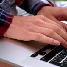 Женские руки на клавиатуре ноутбука