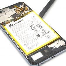 демонтаж батарейки Huawei P10 Lite